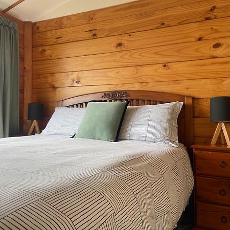 Seaview, Sun And Surf - Piha Holiday Home Exterior photo