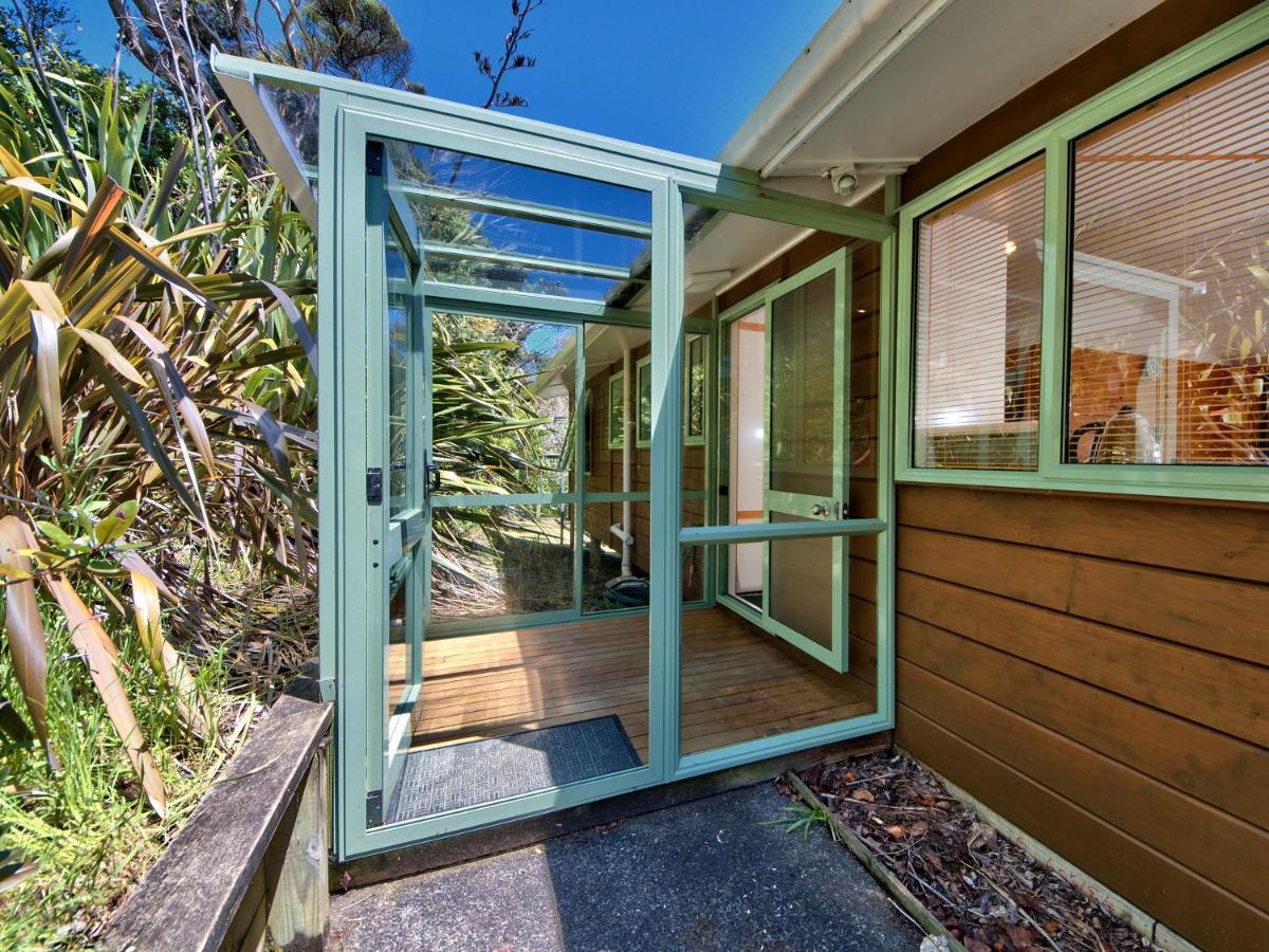 Seaview, Sun And Surf - Piha Holiday Home Exterior photo
