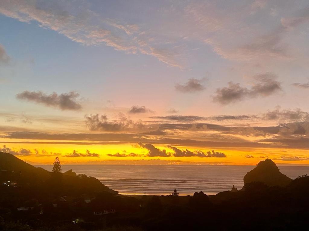 Seaview, Sun And Surf - Piha Holiday Home Exterior photo