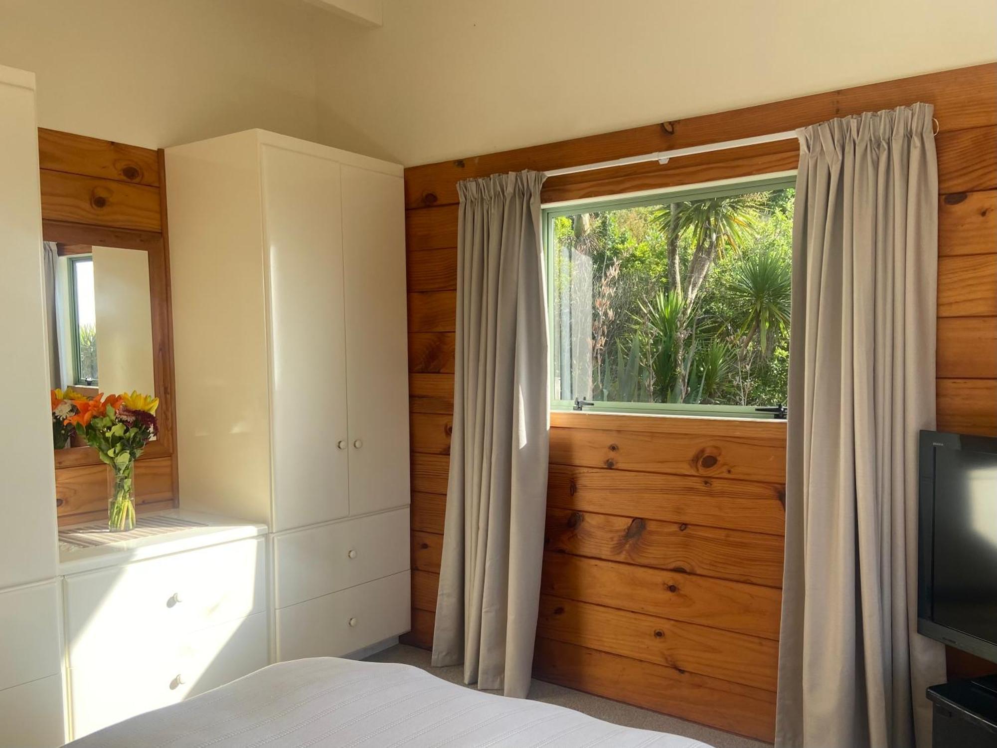 Seaview, Sun And Surf - Piha Holiday Home Exterior photo