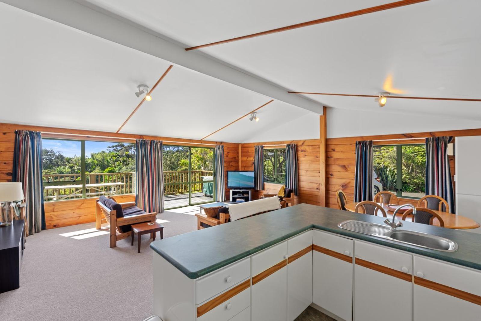 Seaview, Sun And Surf - Piha Holiday Home Exterior photo