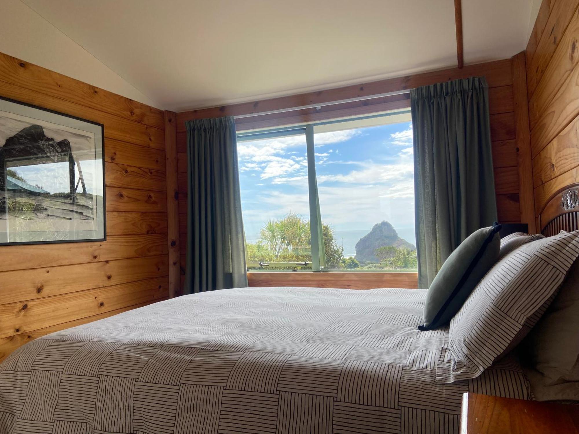 Seaview, Sun And Surf - Piha Holiday Home Exterior photo