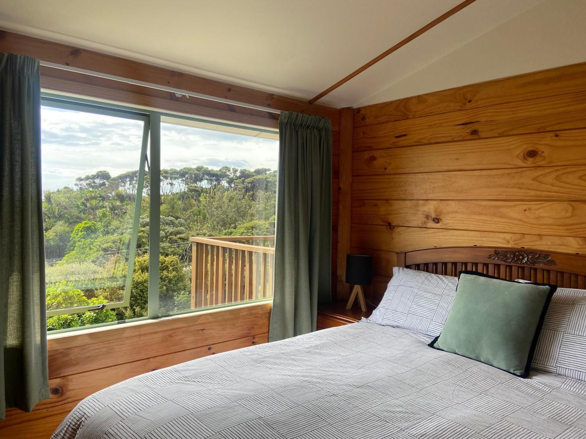 Seaview, Sun And Surf - Piha Holiday Home Exterior photo